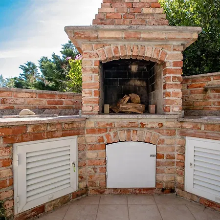 וילה House Dolin